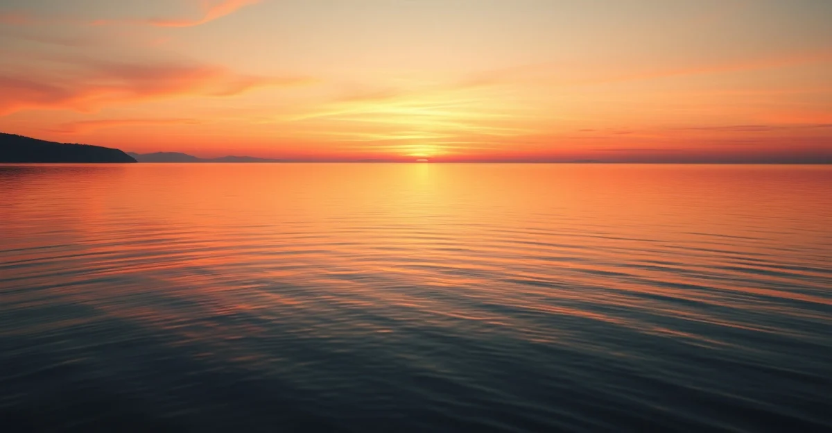 고요한 물결이 있는 호수 위 석양